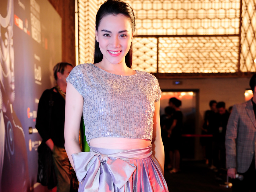 Trang Nhung dien ao crop top khoe bung bau tren tham do hinh anh