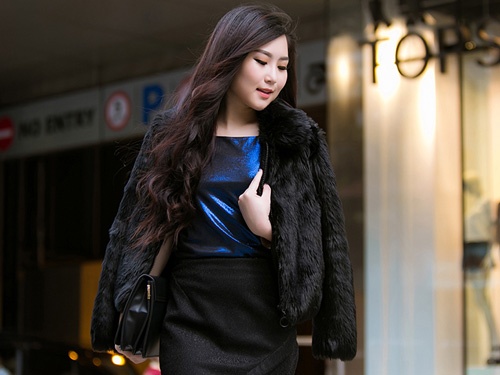 Huong Tram giau chieu cao khiem ton voi street style chat hinh anh