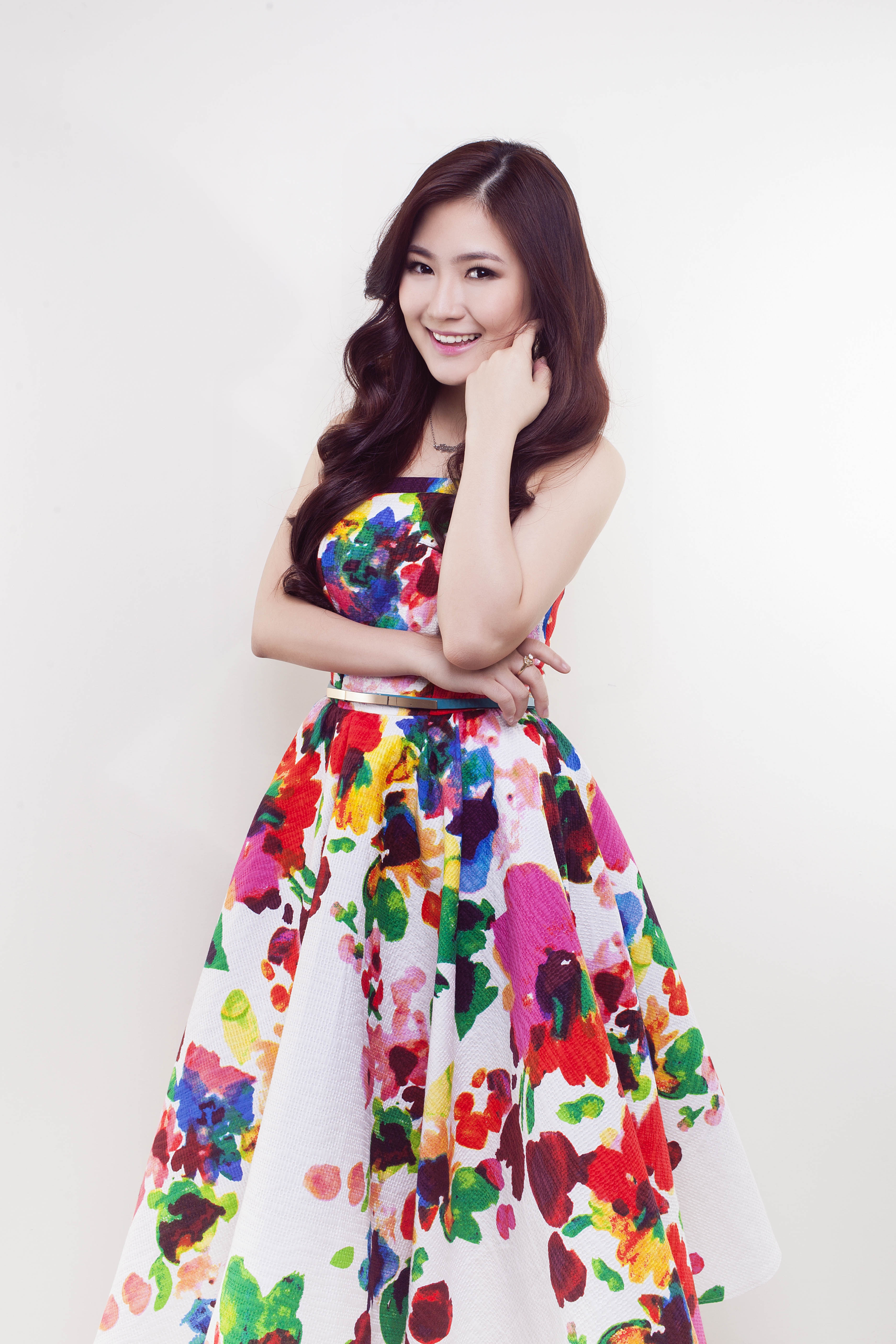 17 tuổi, Hương Tràm trở thành quán quân cuộc thi Giọng hát Việt mùa thứ nhất. Sức nóng của chương trình truyền hình thực tế này đã giúp tên tuổi của Hương Tràm xuất hiện hàng ngày trên các trang thông tin điện tử và mạng xã hội. Theo đó, cô ca sĩ sinh năm 1995, quê Nghệ An trở thành ca sĩ sáng giá với tần suất chạy show và mức thù lao không kém cạnh với các đàn anh, đàn chị lâu năm trong nghề.