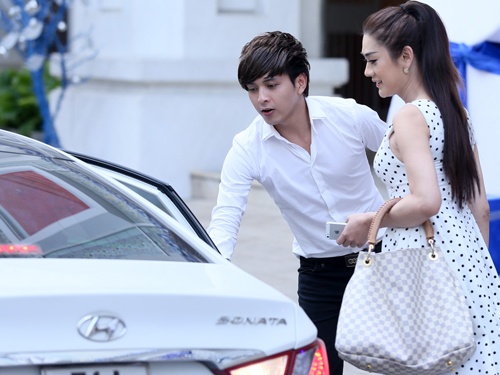 Ho Quang Hieu dua don Lam Chi Khanh bang xe sang tren pho hinh anh