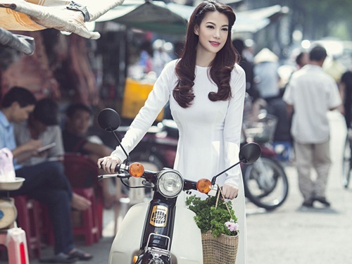 Truong Ngoc Anh thuot tha ao dai tren pho Sai thanh hinh anh