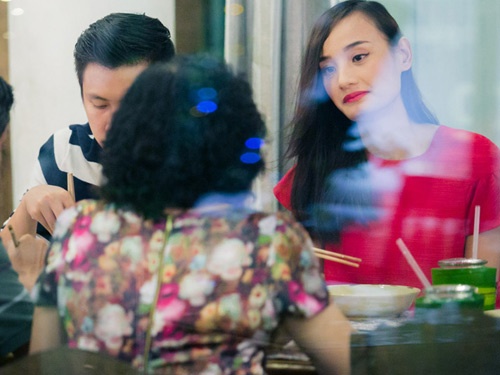 Le Thuy duoc ong xa dien trai dua di an toi cung bo me chong hinh anh