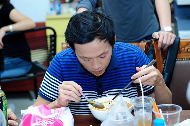 Sao Viet an nhanh uong voi phia hau truong san khau hinh anh