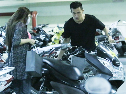 Huong Giang Idol duoc ban trai cho di an toi bang xe may hinh anh