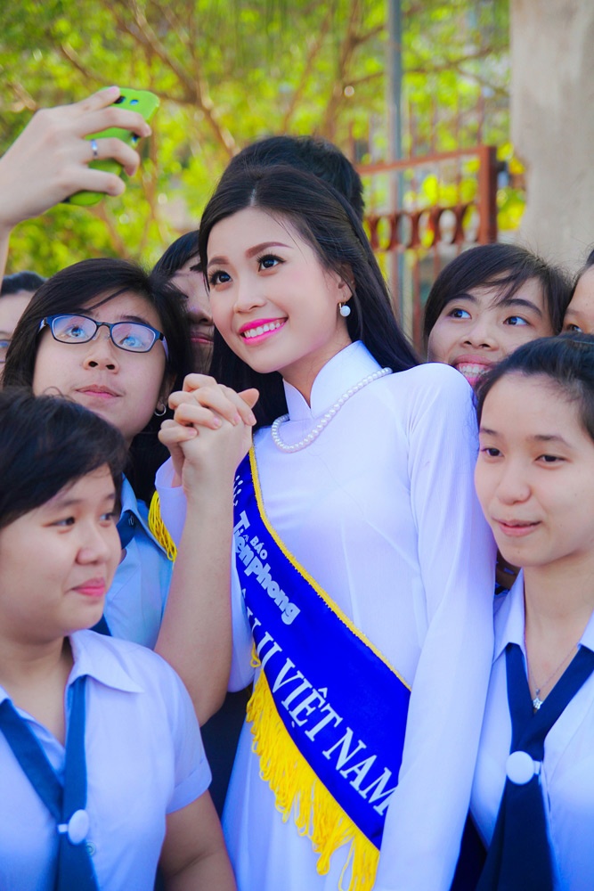 A hau Diem Trang truyen lua cho hoc sinh chuyen Nguyen Binh Khiem hinh anh