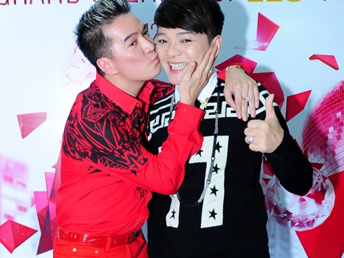 Dam Vinh Hung om hon ca si Vu Ha trong quan bar hinh anh
