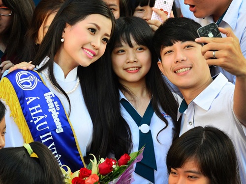 A hau Diem Trang rang ro trong ngay ve tham truong cu hinh anh