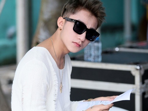 'Con mua ngang qua' cua Son Tung bi ca si Campuchia dao hinh anh