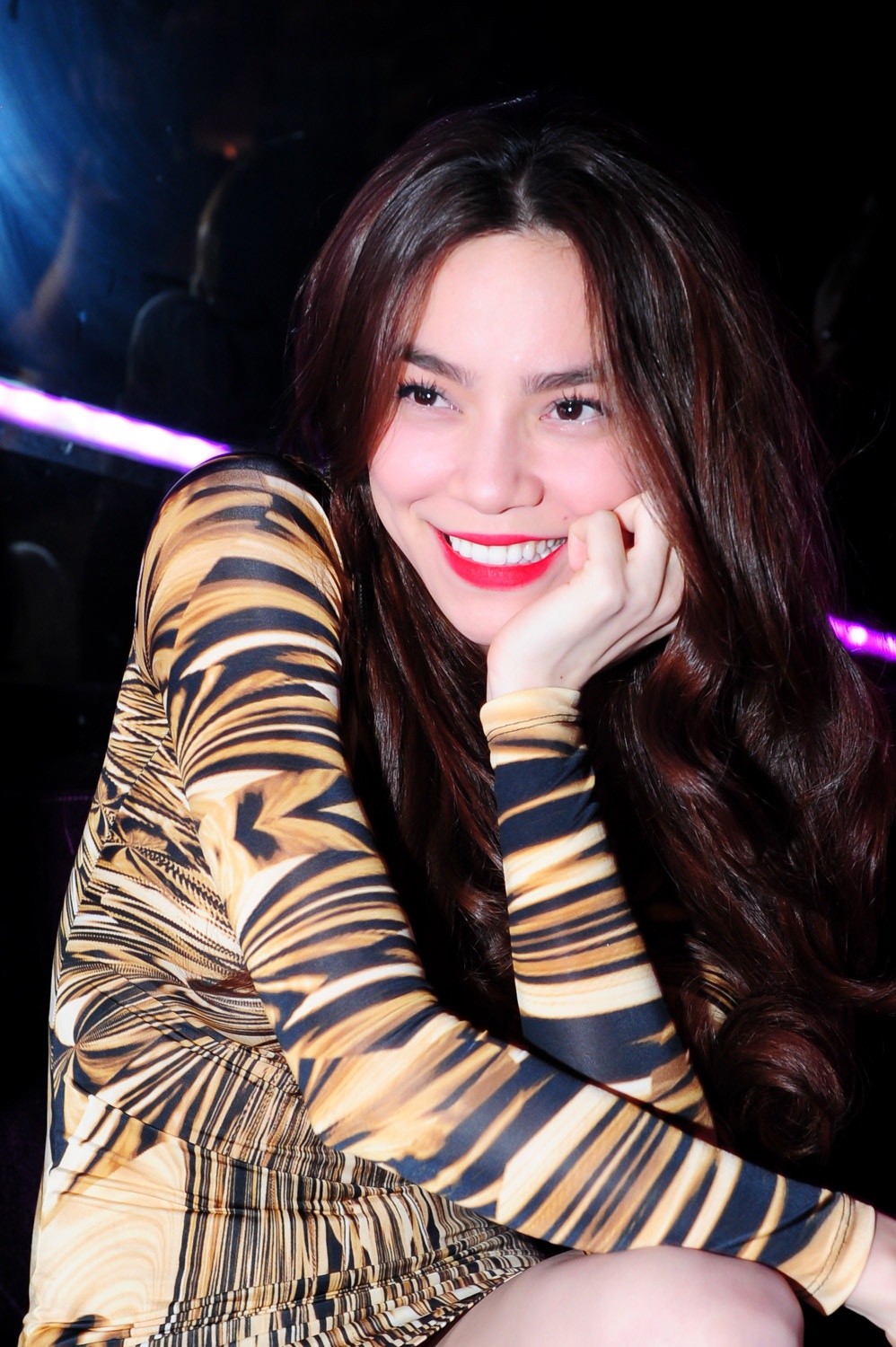 Bà mẹ một con ngày càng quyến rũ ở độ tuổi 30. Sau những ồn ào hôn nhân với doanh nhân Cường Đô la, Hồ Ngọc Hà tập trung vào công việc. Cô vừa thực hiện thành công liveshow kỷ niệm 10 năm ca hát để khẳng định sự tiến bộ trong giọng hát được rèn giũa suốt thời gian qua của mình.