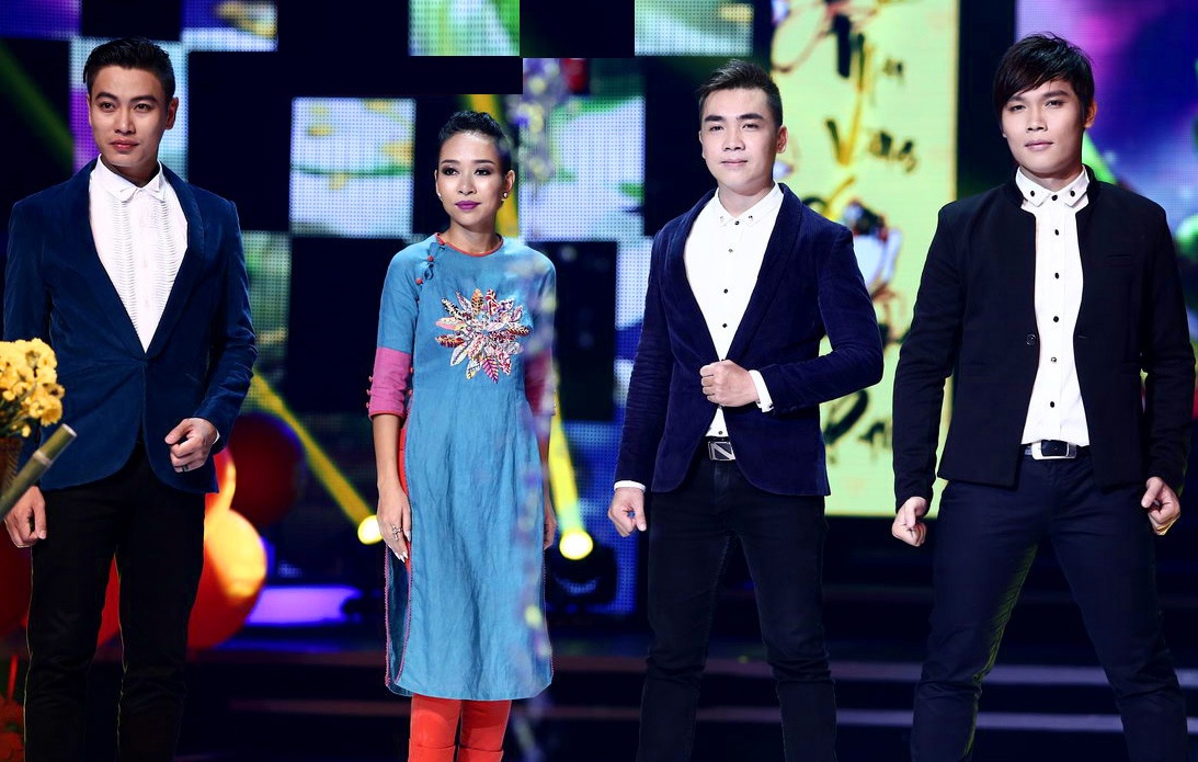 Nữ ca sĩ diện áo dài cách tân, kết hợp với quần xắn gấu. Cô cũng là ca sĩ gặt hái được nhiều thành công trong năm 2014, với những sản phẩm và dự án âm nhạc như album vol 3 Đại lộ đón gió, liveshow Tôi Tỏa Sáng,… Chương trình sẽ phát sóng vào lúc 22h tối Giao thừa Tết Nguyên Đán (ngày 18/2/2015) trên kênh VTV9.