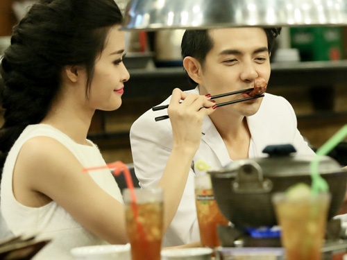 Dong Nhi - Ong Cao Thang khoac tay tinh cam di an khuya hinh anh