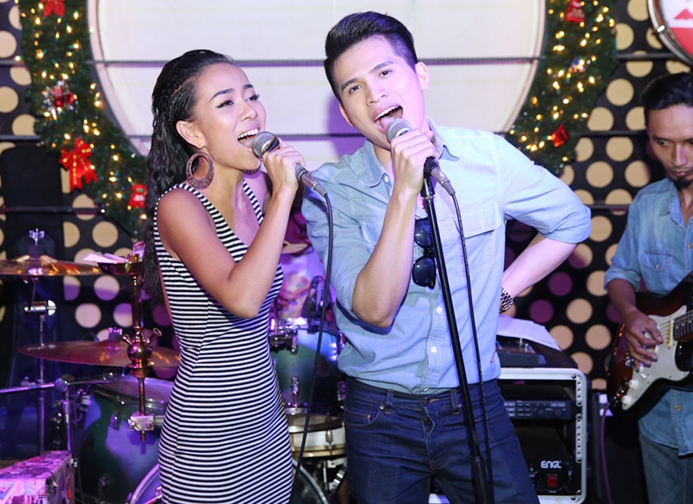 Liveshow sẽ có 18 tiết mục và được chia đều cho Quốc Thiên và Thảo Trang. Cả hai ca sĩ đã chuẩn bị sẵn sàng cho liveshow chung đầu tiên của mình. 