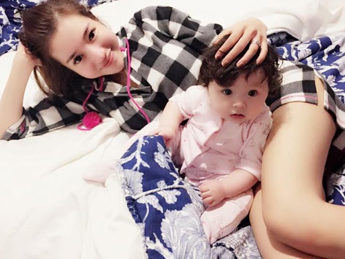 Elly Tran khoe anh con gai Moc Tra dang yeu o troi Tay hinh anh