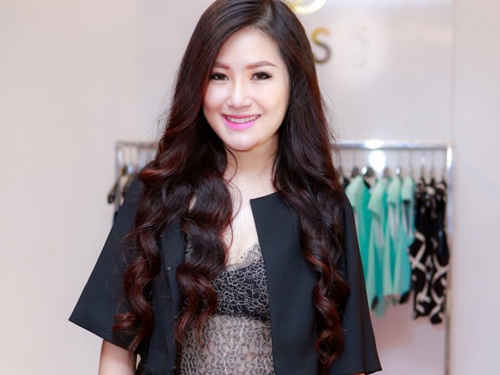 Huong Tram mac ao mong tang di su kien hinh anh