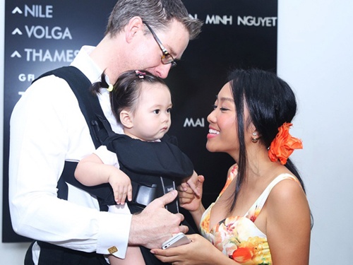 Chong Tay be con gai lai den hop bao ung ho Doan Trang hinh anh