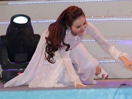 Nhung giay phut xau ho cuc do cua sao Viet hinh anh