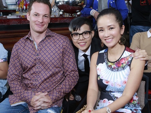 Hong Nhung va chong Tay den chuc mung Vu Cat Tuong hinh anh