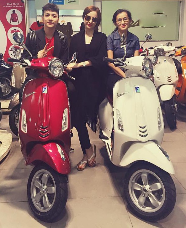 Nữ diễn viên đưa mẹ đi mua xe nhân dịp Noel.