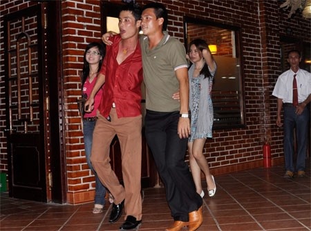 20/8/2009: Thủy Tiên và Công Vinh lên tận Vĩnh Phúc để tham dự bữa tiệc thôi nôi con trai Gia Bảo của thủ môn Dương Hồng Sơn – đồng đội thân thiết của tiền đạo mang áo số 9. Bữa tiệc còn có ca sĩ Đàm Vĩnh Hưng, Hiệp Gà, Khánh Chi – em gái Công Vinh. 