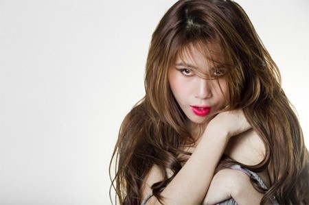 5/3/2009: Trong một bài phỏng vấn đầu tiên, Thủy Tiên bị phóng viên khui ra mối quan hệ tình cảm với tiền đạo xứ Nghệ. Nữ ca sĩ hồn nhiên khoe, cô và Công Vinh vẫn thường xuyên liên lạc sau buổi chụp hình. Hai người vẫn gặp gỡ mỗi khi Công Vinh vào TP.HCM hoặc Thủy Tiên ra Hà Nội. Trong mắt cô, CV9 là người sống tình cảm. 