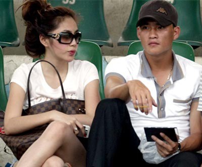15/6/2009:, Công Vinh và Thủy Tiên gây chú ý khi lần đầu tiên xuất hiện cùng  nhau ngoài đời. Cặp đoi ăn mặc giản dị, trẻ trung khi xuất hiện trên khán đài xem đội nhà - T&T Hà Nội thi đấu với ĐT Long An. Thời gian này Thủy Tiên được báo chí quan tâm nhờ nghi vấn hẹn hò Công Vinh. Tuy nhiên, hình ảnh của cô không thực sự tốt khi liên tục có những phát ngôn gây sốc như: “Tôi rất thoáng trong chuyện ấy” “Tôi khoe chân chứ không khoe ngực”…. Trong khi đó, Công Vinh đang trải qua những  ngày tháng mệt mỏi vì Pha Lê lên báo kể chuyện hẹn hò với anh trước đó 
