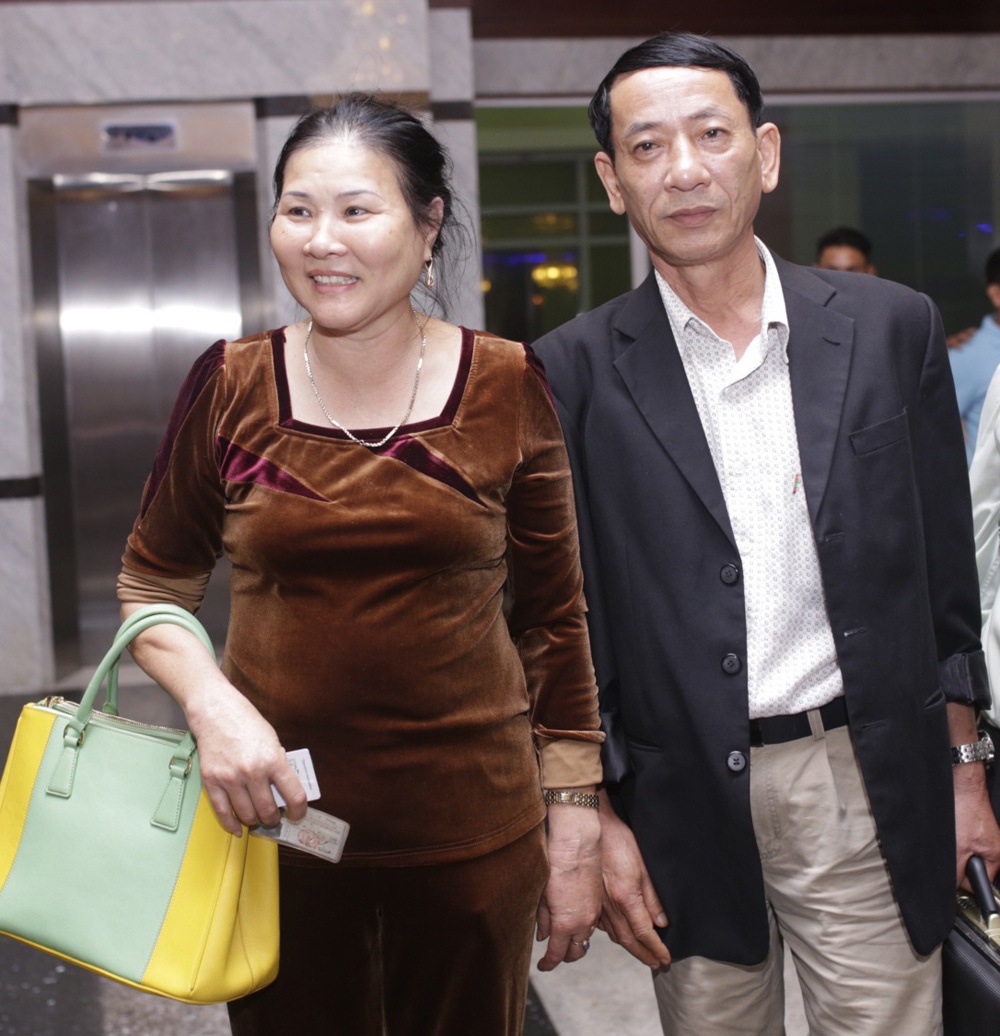 Bà Tuệ và bố dượng Công Vinh háo hức chờ hôn lễ của con.