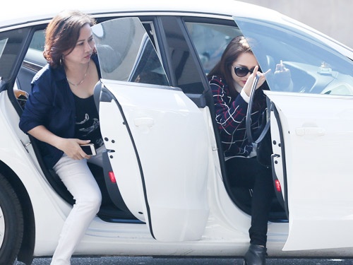 Me dua Bao Anh ra san bay Tan Son Nhat bang xe sang 3 ty hinh anh