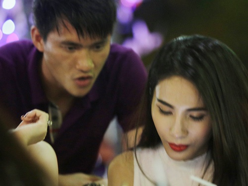 Thuy Tien - Cong Vinh di an khuya cung ban be sau hon le hinh anh