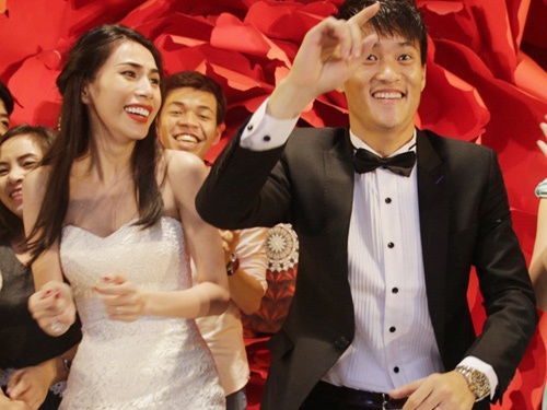Thuy Tien - Cong Vinh vua nhay vua hon nhau sau tiec cuoi hinh anh