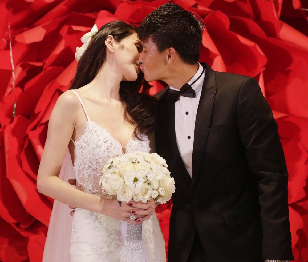 Cong Vinh hon say dam Thuy Tien trong tiec cuoi hinh anh