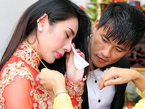 Ong noi 80 tuoi tron vien ve tang qua cuoi cho Thuy Tien hinh anh