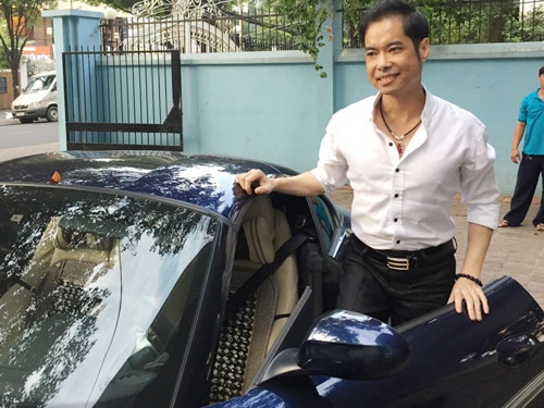 Ngoc Son lai xe hop sang di an chay ngay dau nam moi hinh anh