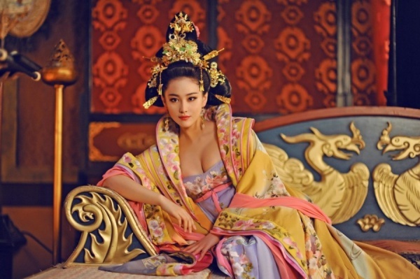 Mỹ nhân khoe ngực táo bạo