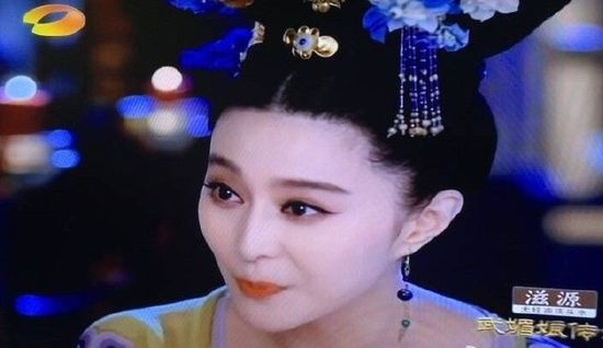 Sau khi bị cắt bỏ, trên màn ảnh chỉ lộ từ cổ lên trên 