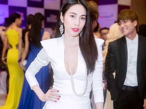 Thuy Tien dien vay xe tren lan duoi tai tham do ZMA hinh anh