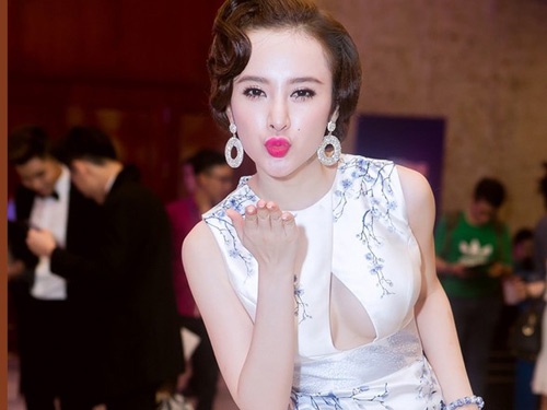 Angela Phuong Trinh dien vay cut-out tao bao tren tham do hinh anh