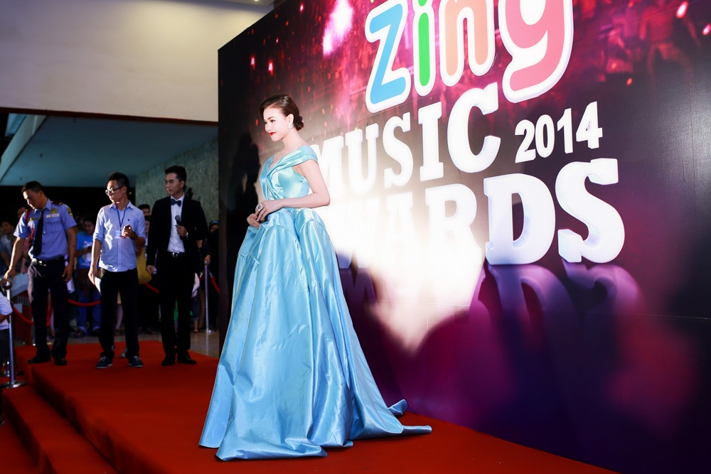 Trà Ngọc Hằng trong bộ đầm xanh pastel do Đỗ Long thiết kế. 