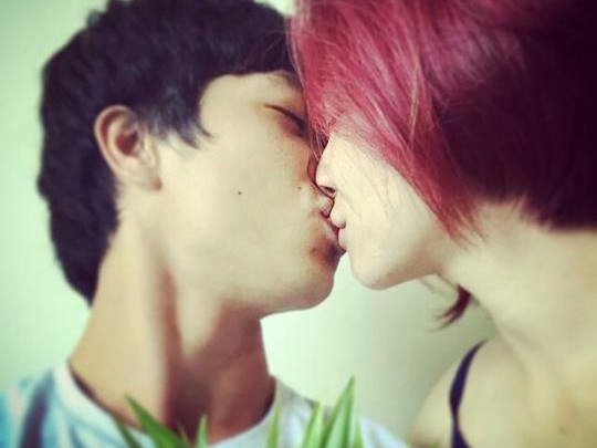 Lo anh Cong Phuong va Hoa Minzy hon nhau hinh anh
