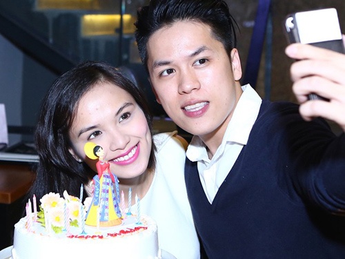 Diem Huong va ban trai khoc oa khi con trai chao doi hinh anh