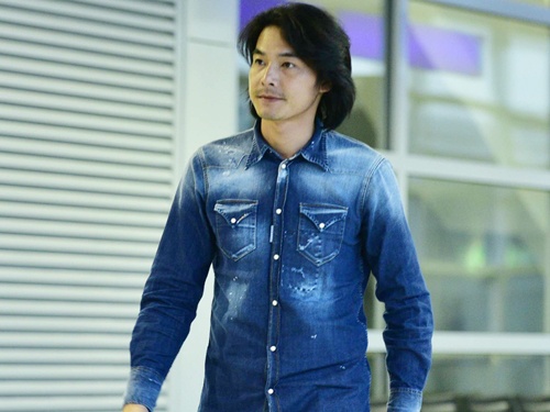 Quach Ngoc Ngoan bo pho xuat hien tai san bay Y giua scandal hinh anh