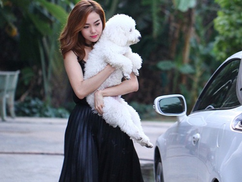 Minh Hang mac goi cam be cun di dao truoc cong nha rieng hinh anh