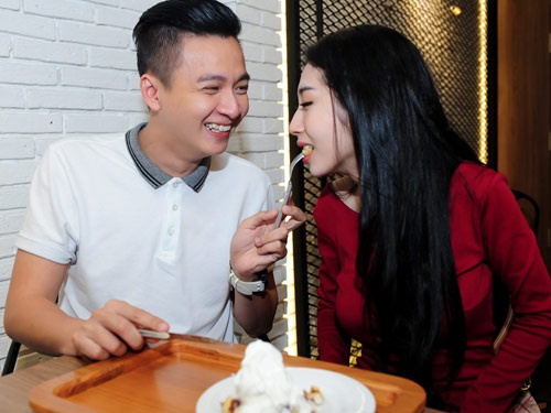 Ngo Kien Huy cham soc Khong Tu Quynh chon dong nguoi hinh anh