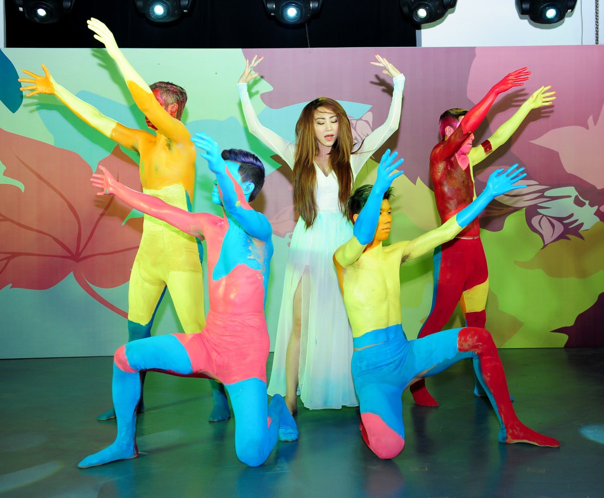 Ngan Khanh khoe vu dao sexy trong MV Nguoi tao giac mo hinh anh