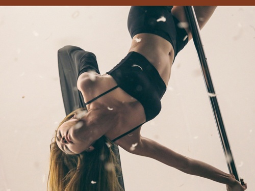 Ngan Khanh lien tuc nga khi mua cot trong MV moi hinh anh