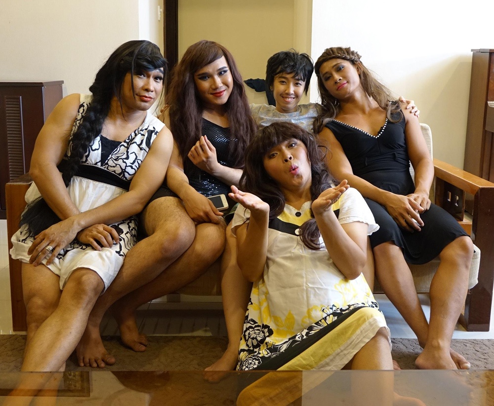 Nhom MTV gia gai trong MV 'Vo oi anh ngoan roi' hinh anh