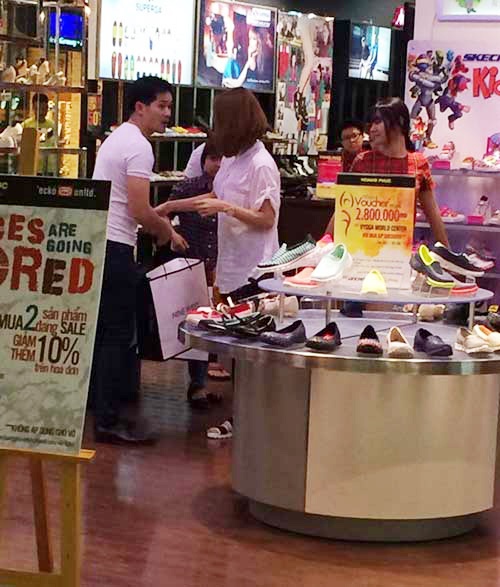 Hình ảnh hiếm hoi của Ngân Khánh và chồng lọt vào ống kính trong một lần mua sắm.