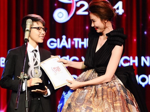 Vu Cat Tuong nhan con mua giai thuong tai Bai hat Viet 2014 hinh anh
