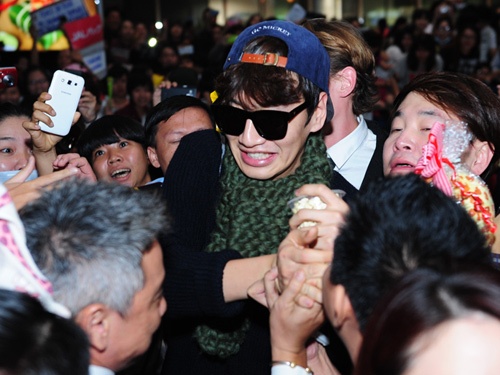 Fan Viet xo day o san bay doi gap sao Running Man giua khuya hinh anh