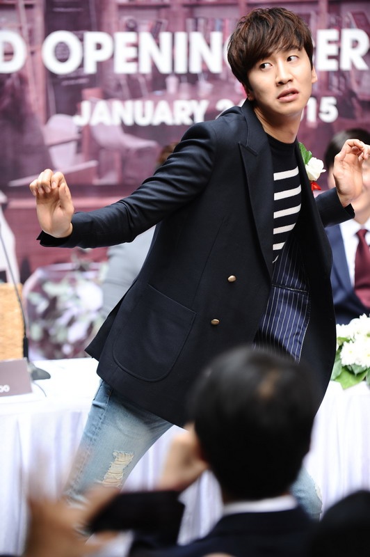 Lee Kwang Soo nhay hai huoc trong hop bao hinh anh