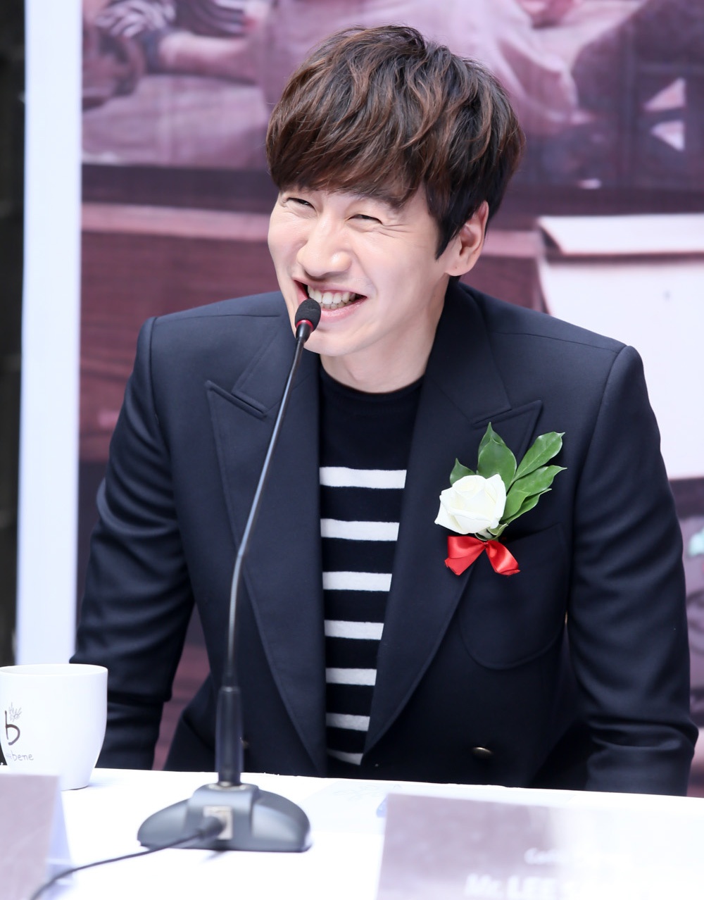 Lee Kwang Soo hat Because I miss you trong hop bao hinh anh